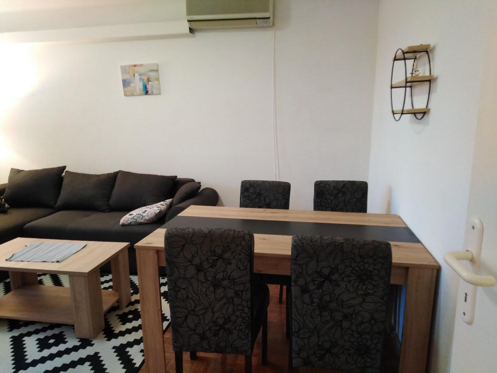 Izdajemo trosoban stan, Autokomanda, 55m² - slika 2