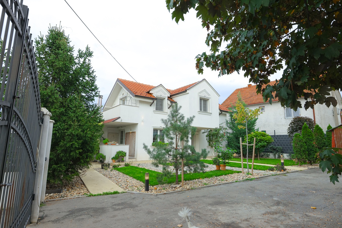 Prodaja četvorosoban stan VELIKI MOKRI LUG, ZVEZDARA 150m²