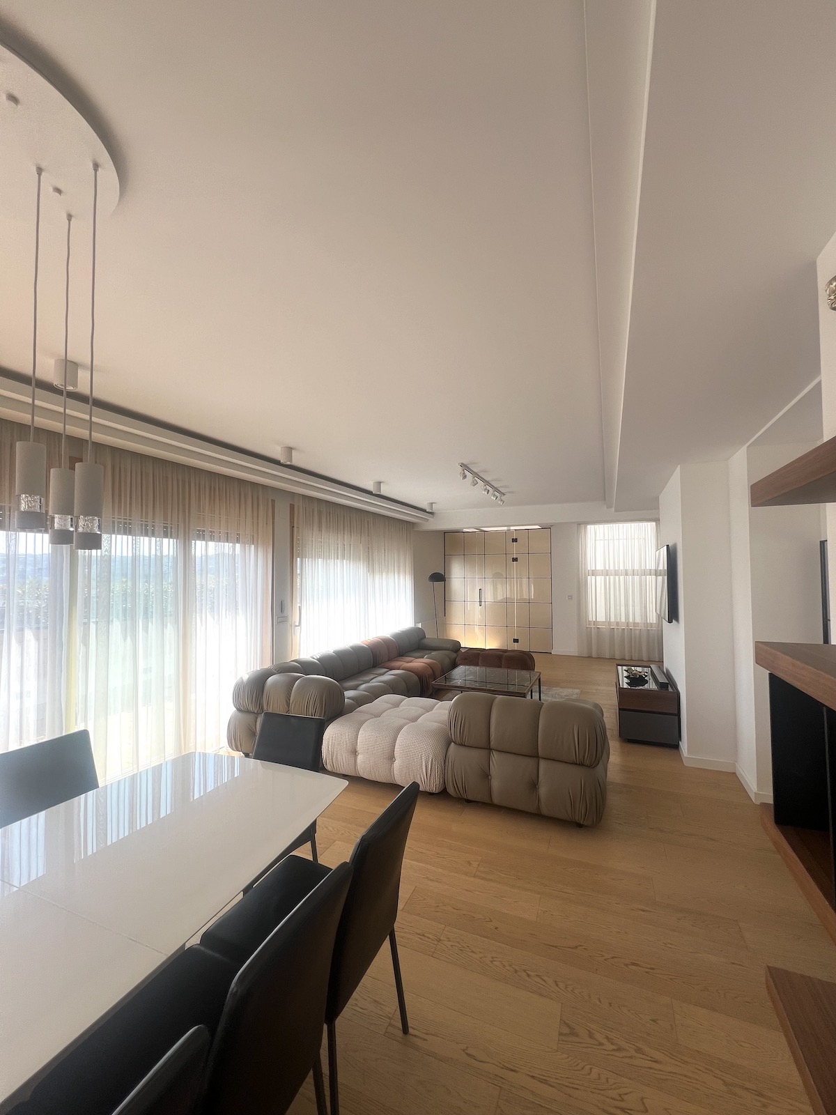 Izdajemo četvoroiposoban stan, Hram Svetog Save, 237m² - slika 2